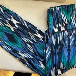 Old Navy Capri Active Blue and Green Leggings Medium barely worn